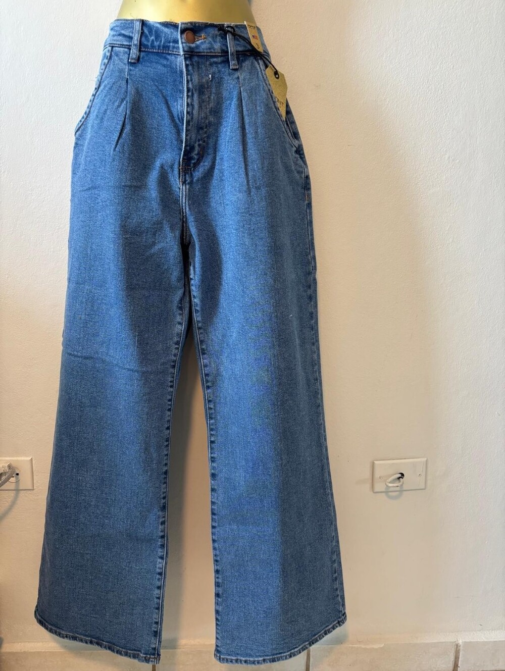 Vibrant Classic Wide-Leg Women's Jeans in Blue